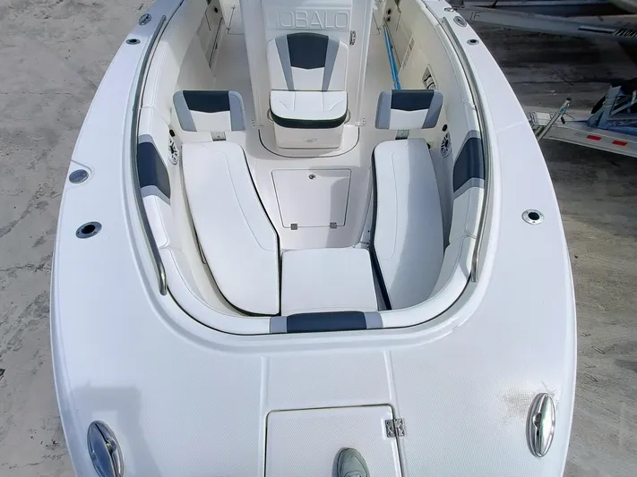 270-152 Yacht Photos Pics 2025 Robalo R270 Center Console boat with spacious seating and sleek design.