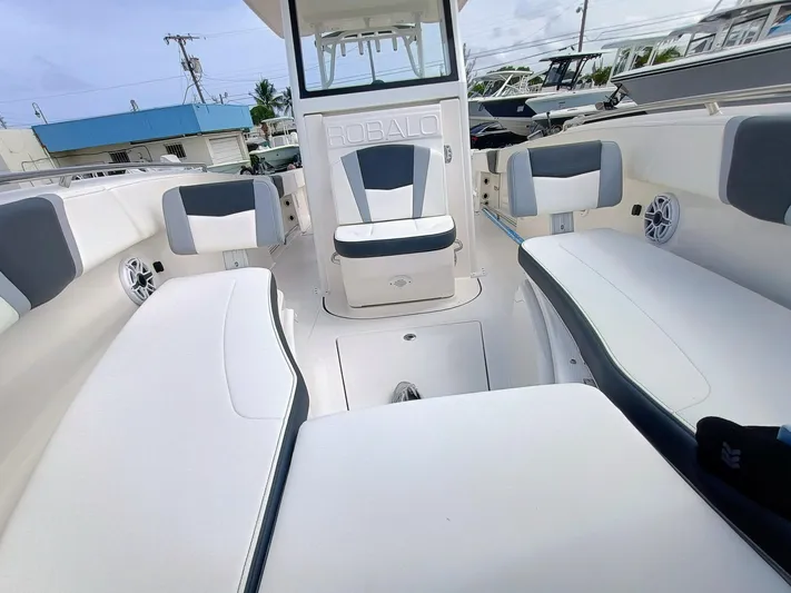 270-152 Yacht Photos Pics 2025 Robalo R270 Center Console boat interior with cushioned seating and modern design.
