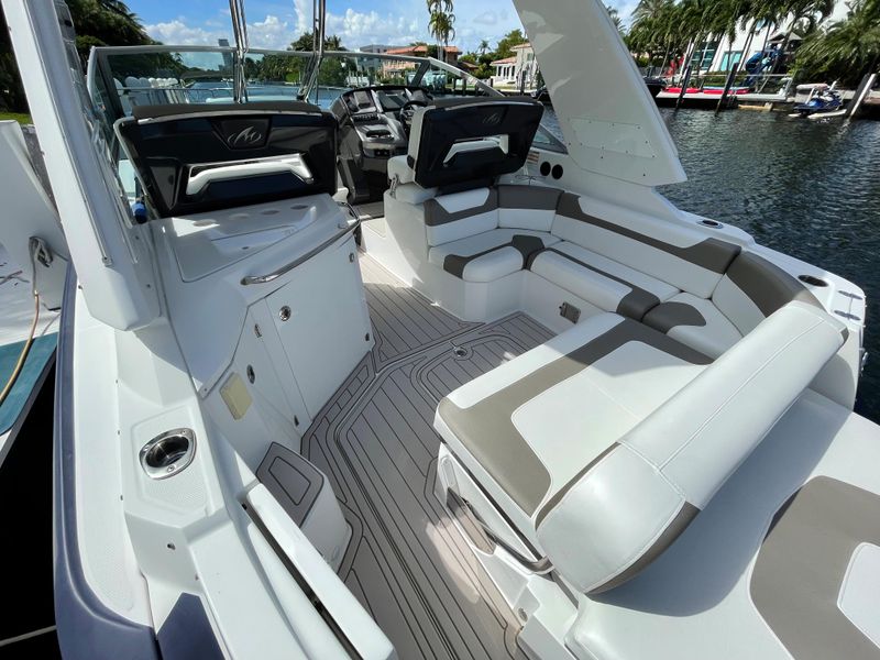 2016 Monterey 335 Sport Yacht