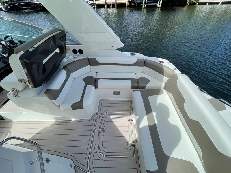 2016 Monterey 335 Sport Yacht