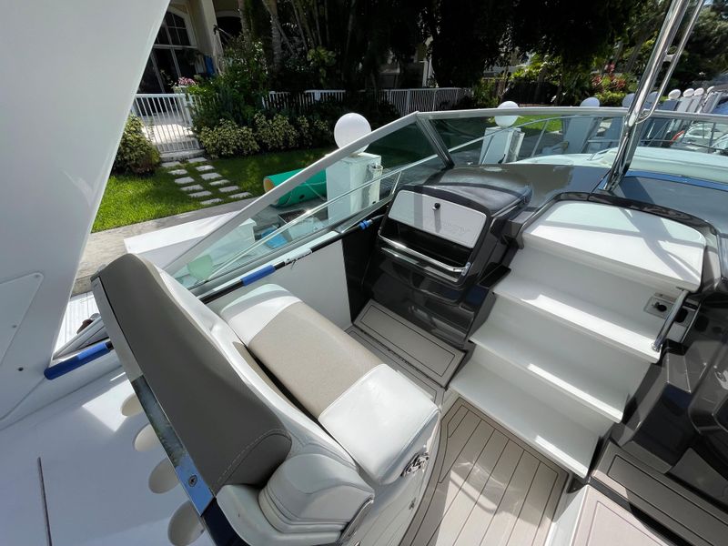 2016 Monterey 335 Sport Yacht