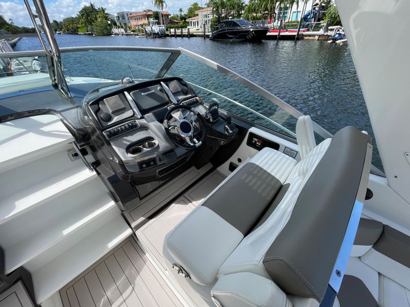 2016 Monterey 335 Sport Yacht