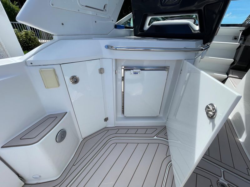 2016 Monterey 335 Sport Yacht