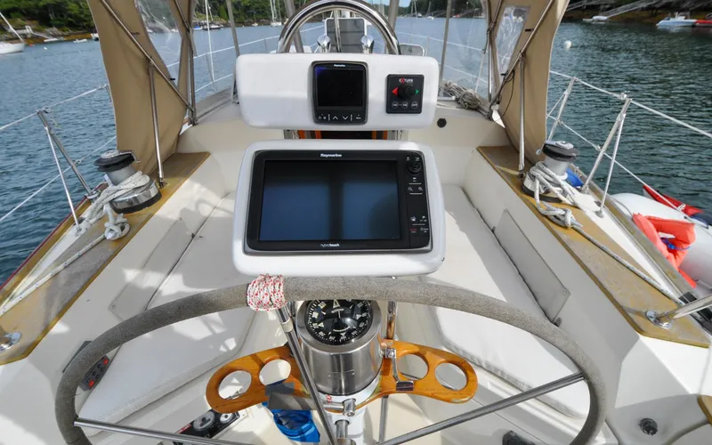 Milady Yacht Photos Pics Sabre 42 - Milady - Cockpit - Helm Station