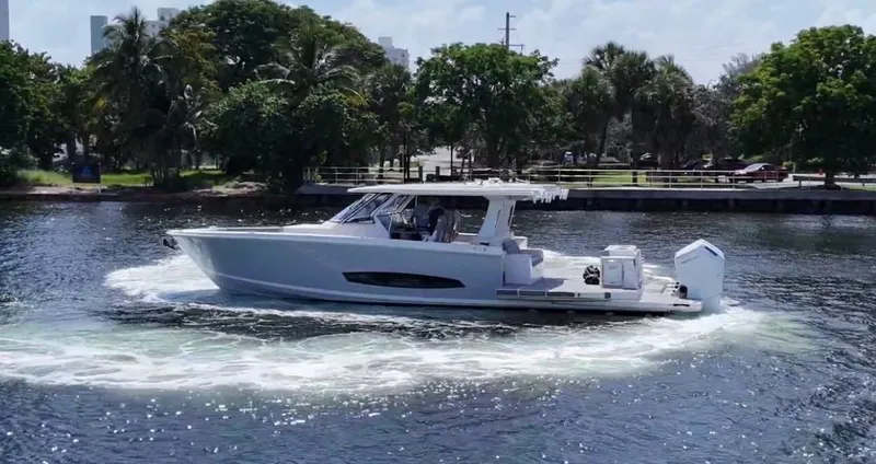  Yacht Photos Pics 2026 REGAL 43 SAV - Image 8