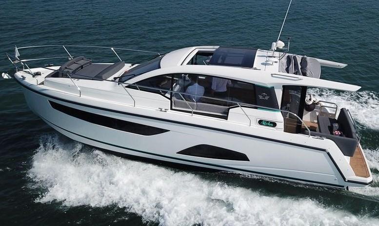 Sealine C330 | 2017 | 10m - Hampshire | Boatshop24