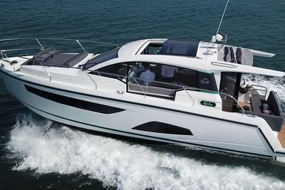 2017 Sealine C330