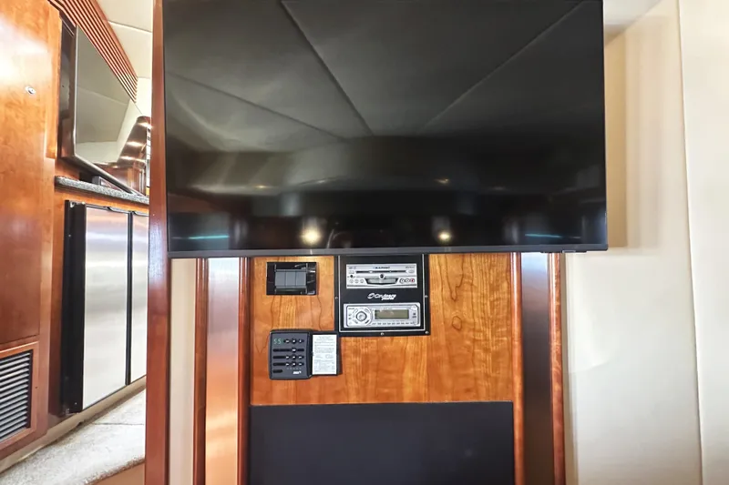  Yacht Photos Pics Entertainment system in 2007 Cruisers Yachts 540 Express, featuring a flat-screen TV and audio controls.