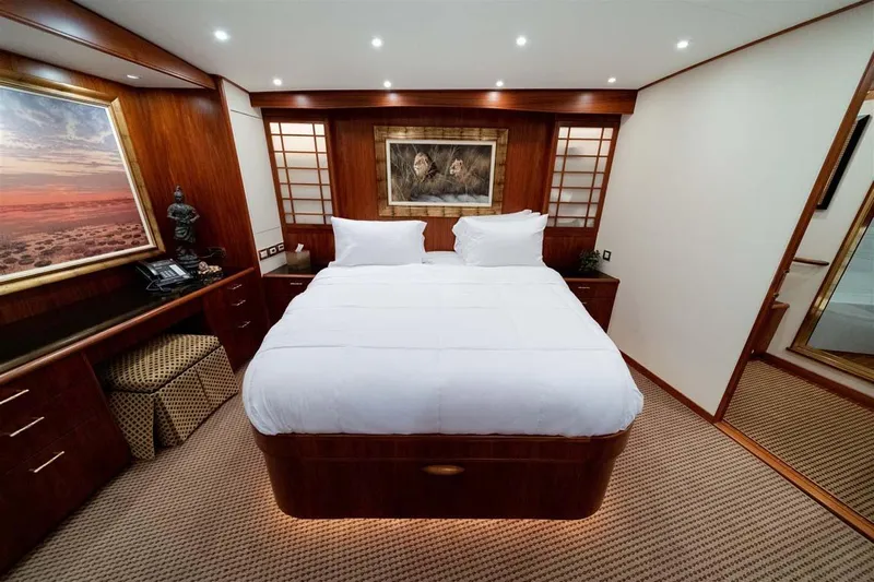 Silky Yacht Photos Pics Full Walkaround King Berth