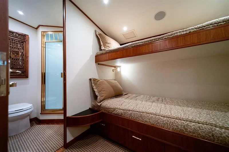 Silky Yacht Photos Pics Oversized Over/Under Berths