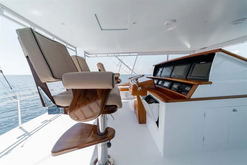 Silky Yacht Photos Pics Helm