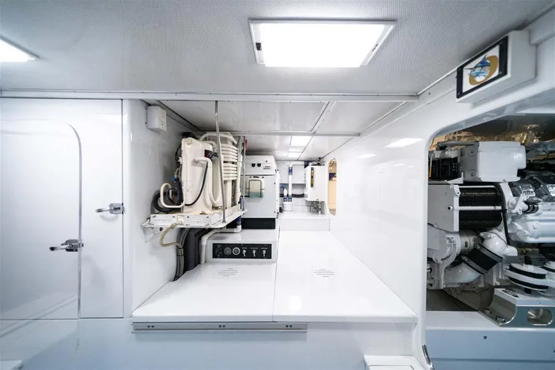 Silky Yacht Photos Pics Engine Room