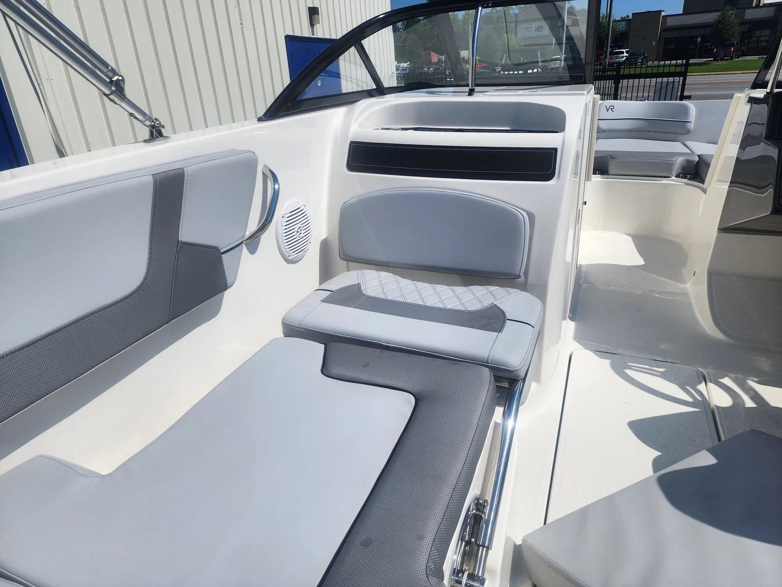 2024 Bayliner VR5 Bowrider - Outboard Bowrider Boote Kaufen - YachtWorld