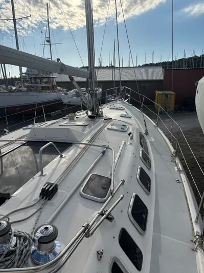 Royal Dawn Yacht Photos Pics 2001 Hunter 460 sailboat deck view with rigging and windows in a marina setting.
