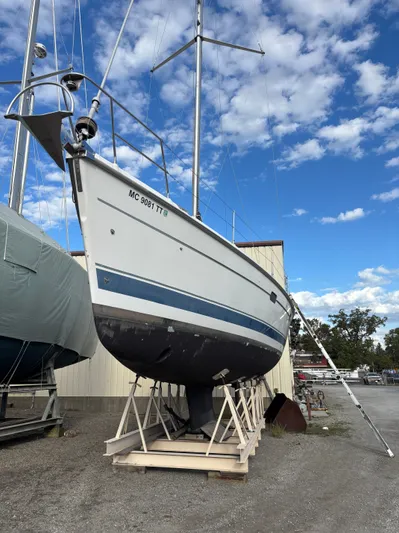 Royal Dawn Yacht Photos Pics Sailboat Hunter 460, 2001 model, on dry dock under a clear blue sky.