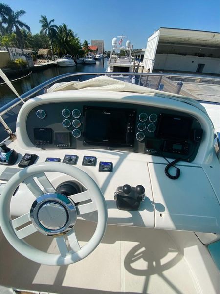 2008 Azimut 68E