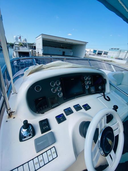 2008 Azimut 68E