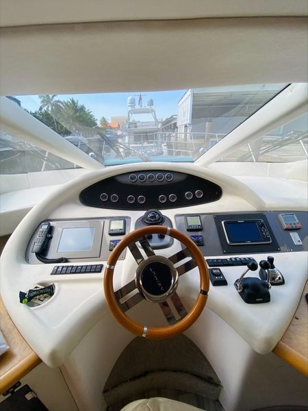 2008 Azimut 68E