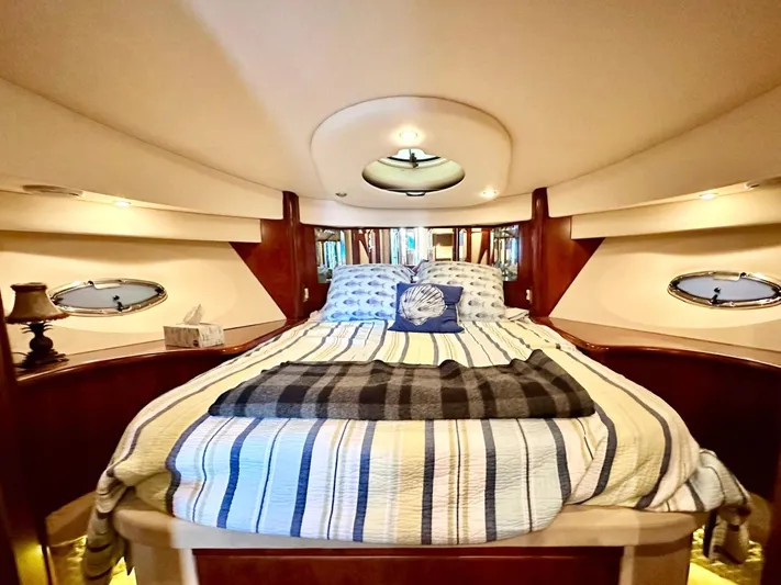 Hippeace Yacht Photos Pics Luxurious cabin interior of 2009 Silverton Ovation 52 yacht with cozy bed and elegant decor.