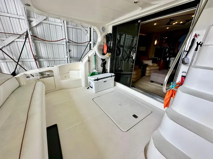 Hippeace Yacht Photos Pics 2009 Silverton Ovation 52 yacht interior with spacious seating and modern amenities.