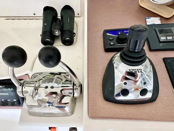 Hippeace Yacht Photos Pics Control panel of 2009 Silverton Ovation 52 yacht with throttle and joystick.