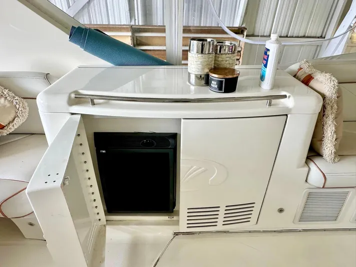 Hippeace Yacht Photos Pics 2009 Silverton Ovation 52 yacht interior with mini fridge and countertop accessories.