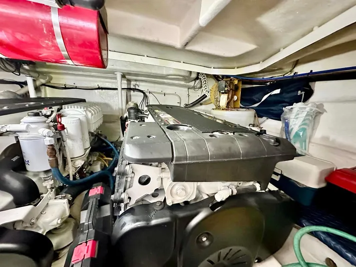 Hippeace Yacht Photos Pics Engine room of 2009 Silverton Ovation 52 yacht, featuring mechanical components and equipment.