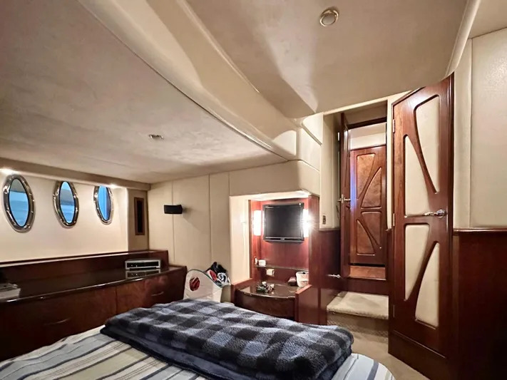 Hippeace Yacht Photos Pics Luxurious 2009 Silverton Ovation 52 yacht interior with cozy bedroom and elegant wood finishes.