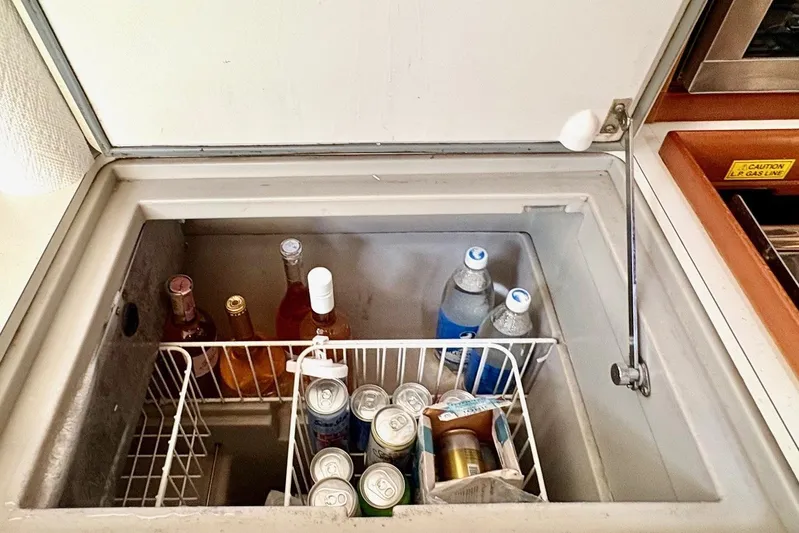 Pura Vida Yacht Photos Pics Built-in cooler with drinks on Jeanneau Sun Odyssey 42 DS, 2007 model.