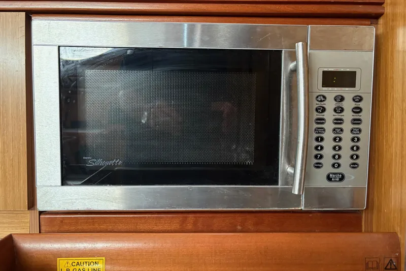 Pura Vida Yacht Photos Pics Microwave oven in Jeanneau Sun Odyssey 42 DS yacht, 2007 model, with control panel.