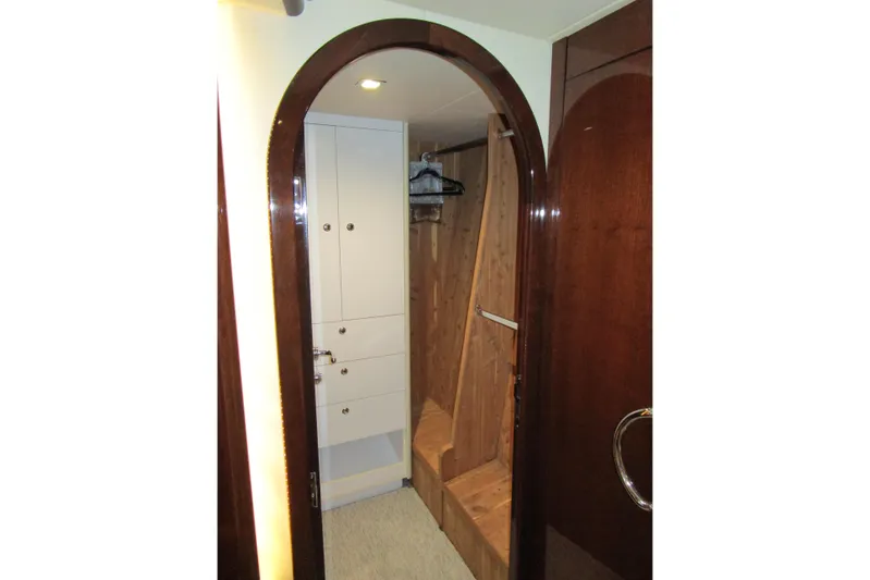 Shore Girl Yacht Photos Pics Meester walk-in locker