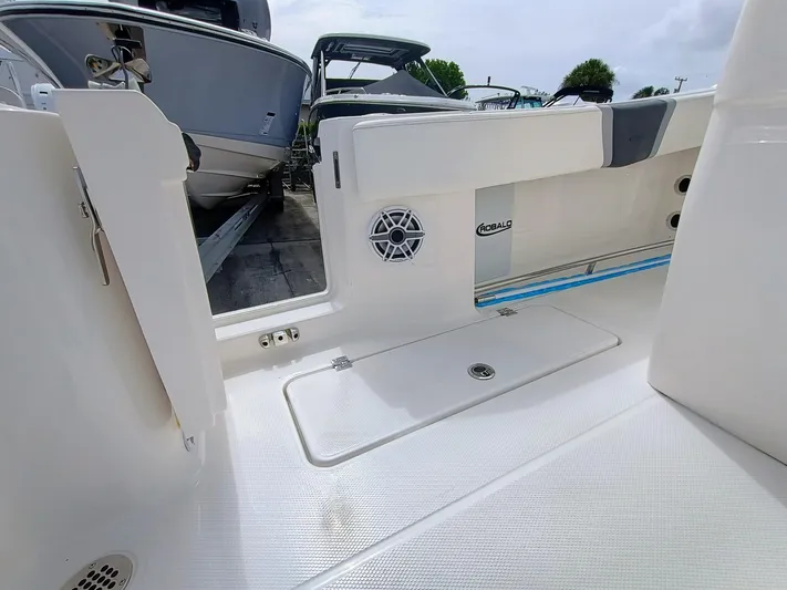 270-152 Yacht Photos Pics 2025 Robalo R270 Center Console boat interior with open deck and storage compartment.