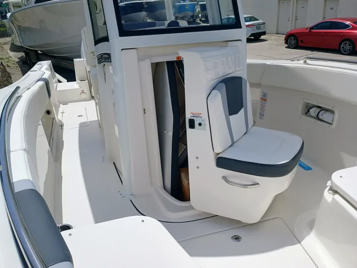 270-152 Yacht Photos Pics 2025 Robalo R270 Center Console boat interior with seating and storage.