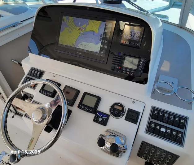 'betty Jane' Yacht Photos Pics 'Betty Jane'  -    Helm