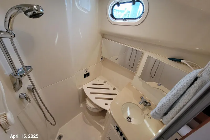 'betty Jane' Yacht Photos Pics 'Betty Jane'  -   Head  / Shower