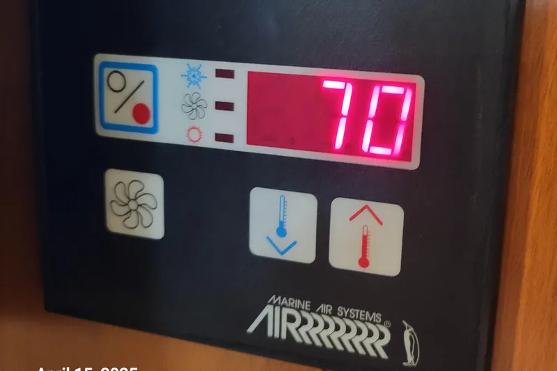 'betty Jane' Yacht Photos Pics 'Betty Jane'  -  16000 Btu Salon A/C