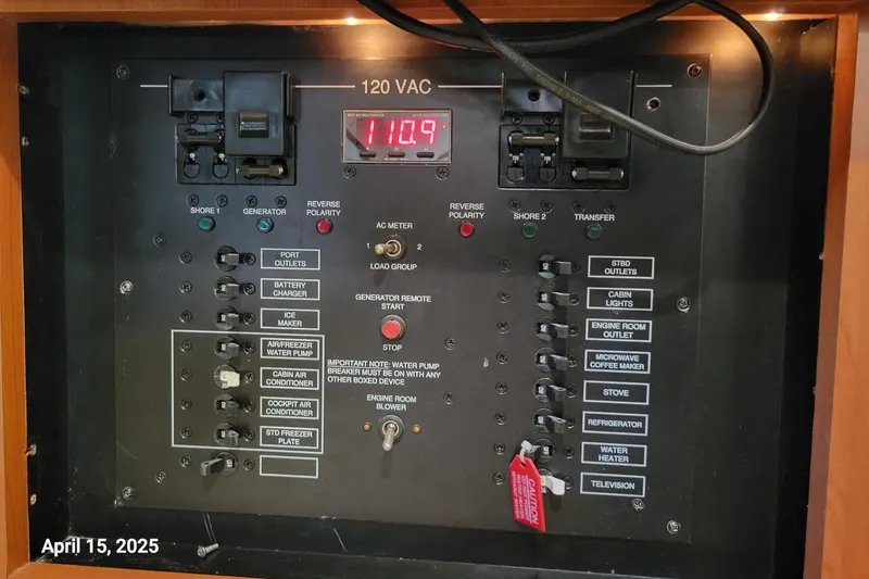 'betty Jane' Yacht Photos Pics 'Betty Jane'  -  Salon Control Panel