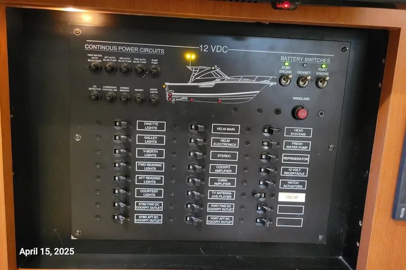 'betty Jane' Yacht Photos Pics 'Betty Jane'  -  Salon Control Panel