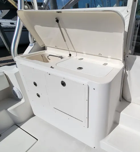 'betty Jane' Yacht Photos Pics 'Betty Jane'  -  Cockpit Bait Station