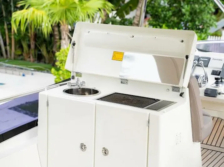 Back Stage Yacht Photos Pics 2018 Prestige 560 - Image 6