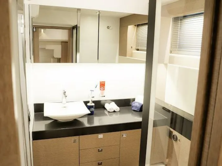 Back Stage Yacht Photos Pics 2018 Prestige 560 - Image 22