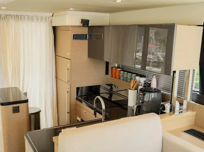 Back Stage Yacht Photos Pics 2018 Prestige 560 - Image 15