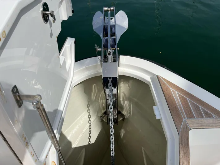  Yacht Photos Pics Anchor system of 2022 Windy SR 44 BLACKHAWK boat, featuring chain and storage compartment.
