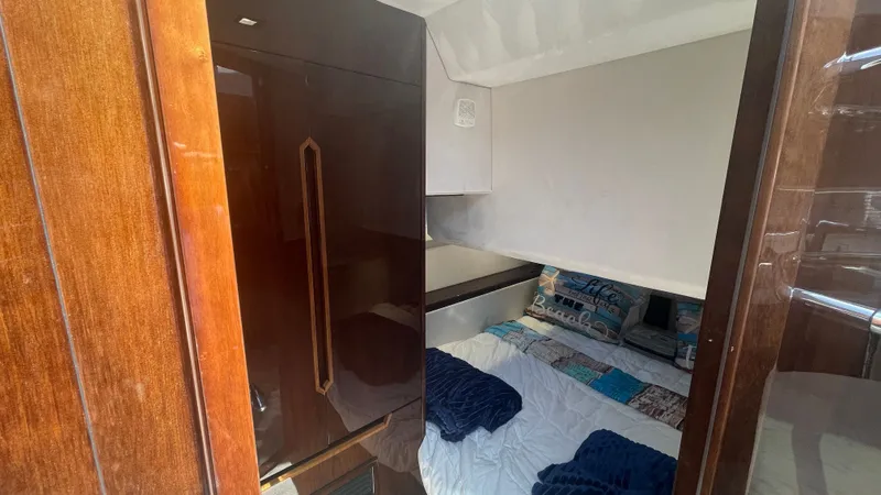 Keep Paddlin' Yacht Photos Pics Interior of 2019 Galeon 430 HTC yacht cabin.