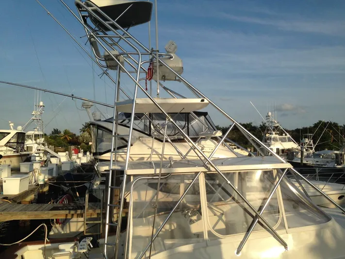 R & R Yacht Photos Pics 2000 Stolper 3800 Tournament Express boat docked at marina under clear sky.