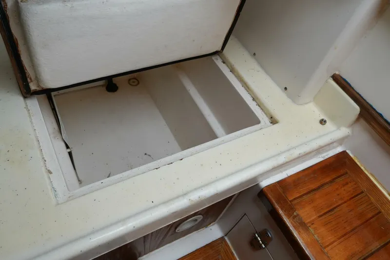 R & R Yacht Photos Pics Open storage compartment on a 2000 Stolper 3800 Tournament Express boat.