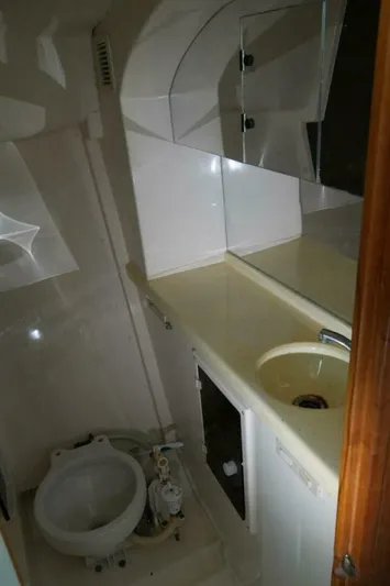 R & R Yacht Photos Pics 2000 Stolper 3800 Tournament Express boat bathroom interior with sink and toilet.