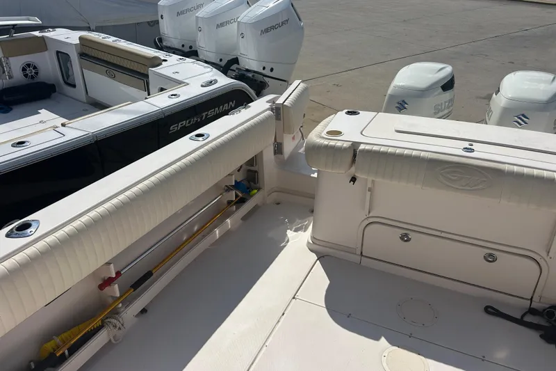  Yacht Photos Pics 2004 Grady-White Marlin 300 boat interior with Mercury and Suzuki engines.