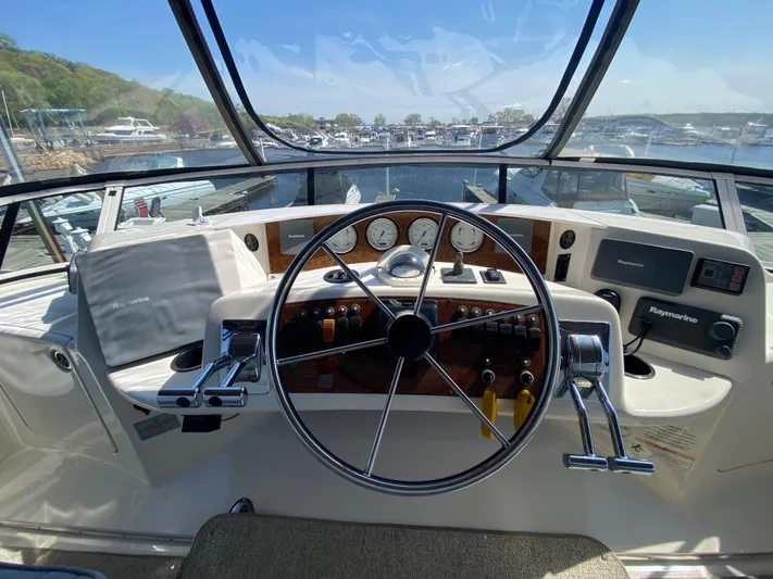 Aqua Holic Yacht Photos Pics 2002 Silverton 43 MY yacht helm with steering wheel and navigation instruments.