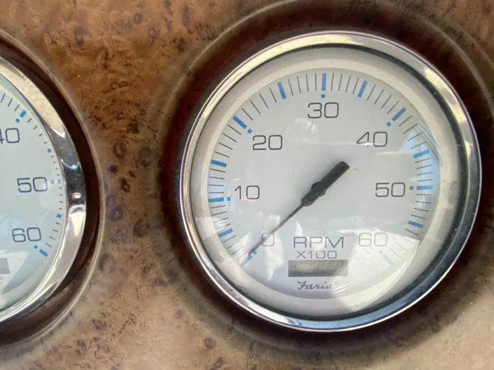 Aqua Holic Yacht Photos Pics Close-up of a 2002 Silverton 43 MY RPM gauge, showing 10 RPM x100.